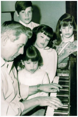 Lenny Hoyt at the piano with his grandchildren